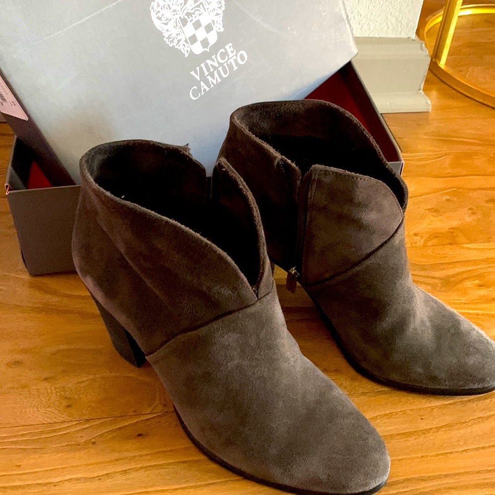 Vince Camuto Franell Grey Suede Bootie (size 9 1/2)